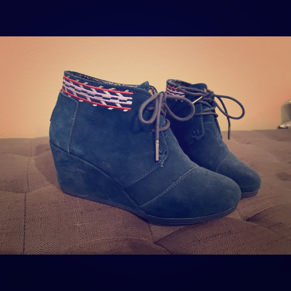 TOMS size 6 blue wedge ankle boot